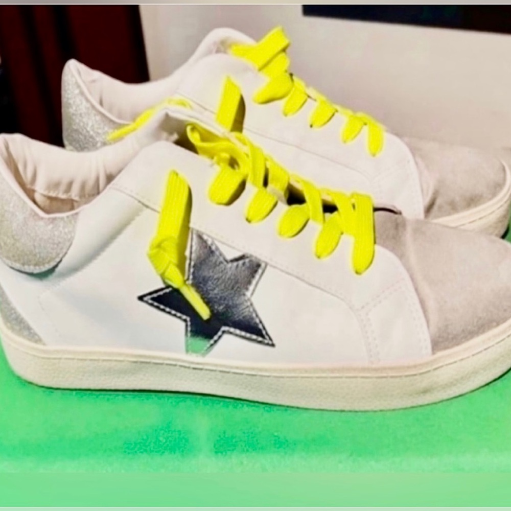 (BRAND NEW) Madden Girl Linlee Sneakers - Woman’s Size 10 w/Neon Shoestrings) - Picture 2 of 10